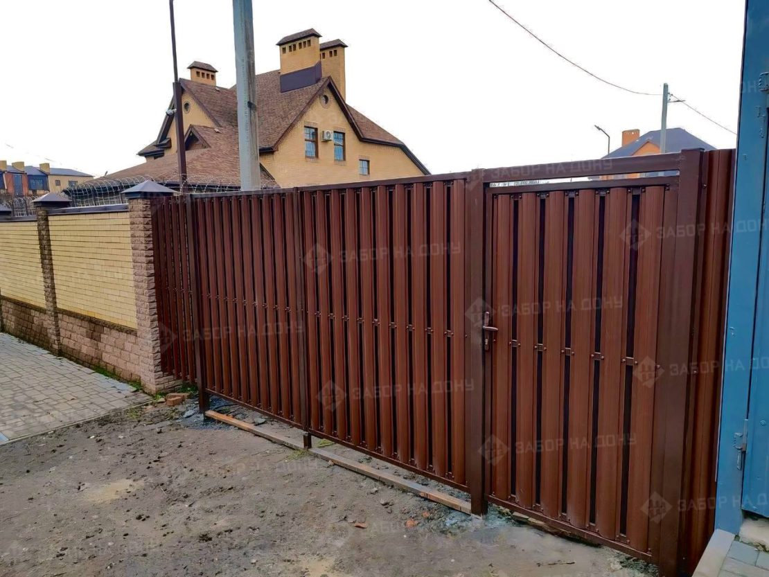 Распашные ворота из евроштакетника  в Мытищах
